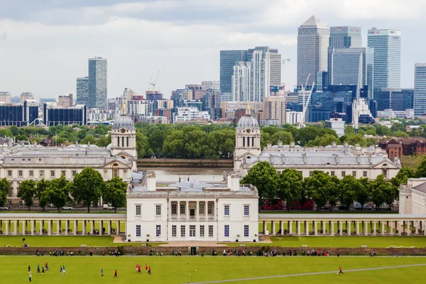 Queen 's House em Greenwich com os arranha-céus de Canary Wharf em segundo plano — Fotografia de Stock