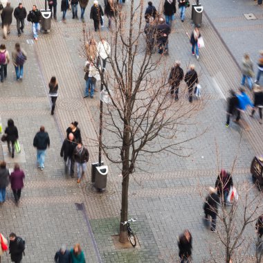 İnsanlar hareket trafiğe kapalı bölgede bulanıklık