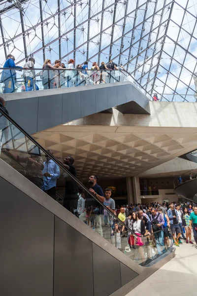 All'interno del Museo del Louvre con vista attraverso la cupola di vetro a Parigi, Francia — Foto Stock