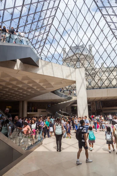 Uvnitř muzea Louvre s výhledem přes skleněnou kopulí v Paříž, Francie — Stock fotografie