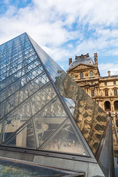 Louvre Museum in Parijs, Frankrijk — Stockfoto