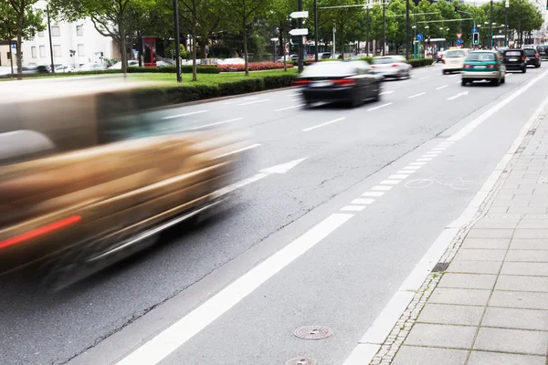 Tráfico de la ciudad en desenfoque movimiento — Foto de Stock