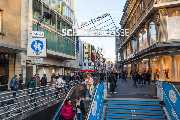 La via dello shopping Schildergasse a Colonia, Germania — Foto Stock