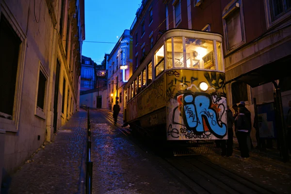 Historic funicular railway at night in Lisbon, Portugal — Stock Photo, Image