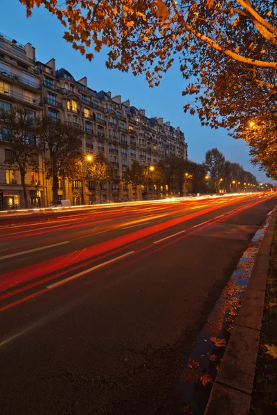 Stadtstraße in Paris bei Nacht — Stockfoto