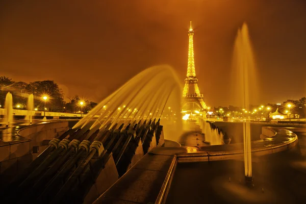 Vista nocturna de los Jardines del Trocadero con la Torre Eiffel iluminada en el fondo por la noche en París, Francia — Foto de Stock