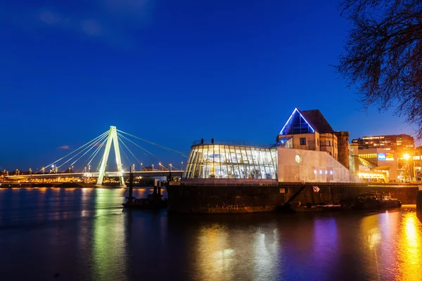 Köln, Almanya, çikolata Müzesi ve Severins Köprüsü ile gece görünümü — Stok fotoğraf