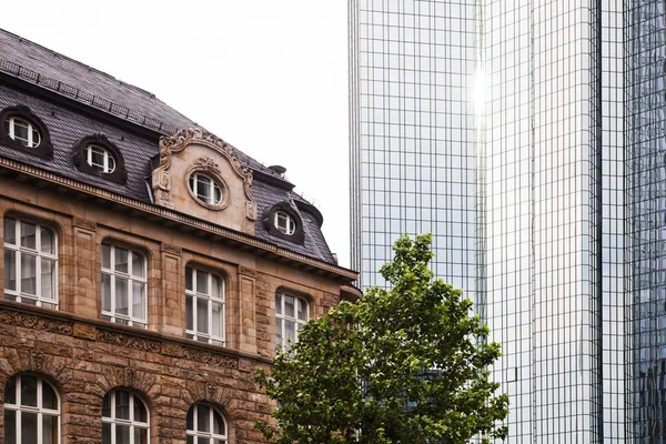 Gammal byggnad och modern skyskrapa i Frankfurt am Main, Tyskland — Stockfoto