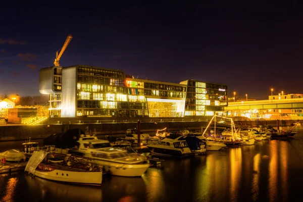 Night view of the Rhine Harbor in Cologne, Germany, with the modern building of a Microsoft branch — Stock Photo, Image