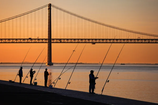 Silhouettes de pêcheurs au Tage à Lisbonne, Portugal, au crépuscule — Photo