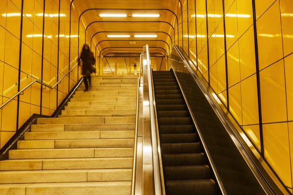 Paso subterráneo de una estación de metro en Bonn, Alemania — Foto de Stock