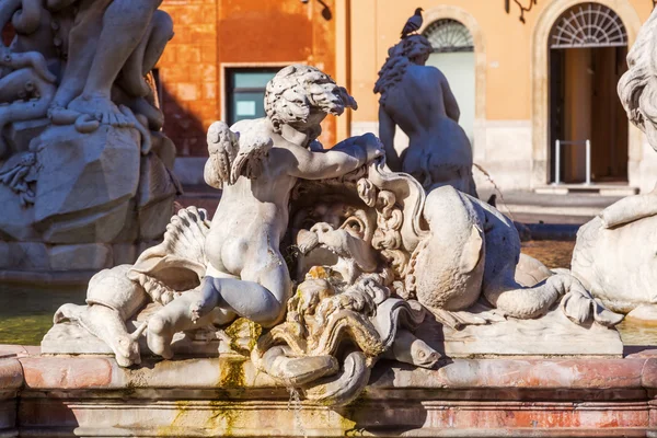 Sochy na staré kašny na náměstí Piazza Navona v Římě, Itálie — Stock fotografie