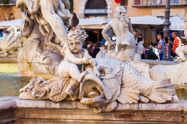 Sculptures dans une ancienne fontaine sur la Piazza Navona à Rome, Italie — Photo