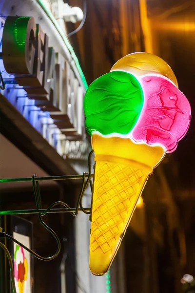 Insegna al neon di una gelateria di notte — Foto Stock