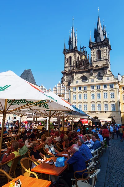 Iglesia de la Madre de Dios frente a Tyn en la Plaza de la Ciudad Vieja de Praga, Chequia — Foto de Stock