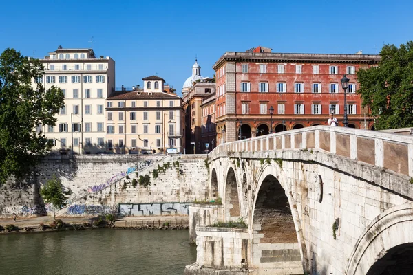 Weergave van een Tiber brug met het eiland Tiber in Rome, Italië — Stockfoto