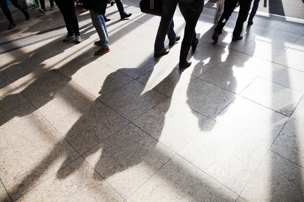 Pendlare på en järnvägsstation i motljus — Stockfoto