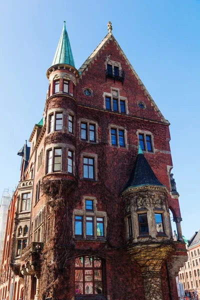 Bâtiments anciens dans le quartier des entrepôts de Hambourg, Allemagne — Photo