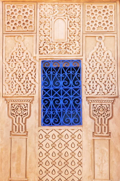 Окно в декоративной рамке в Марракеше, Марокко — стоковое фото