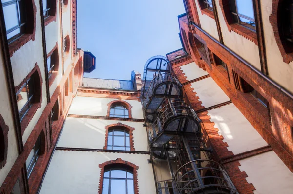 Patio dans le célèbre quartier des entrepôts de Hambourg, Allemagne — Photo