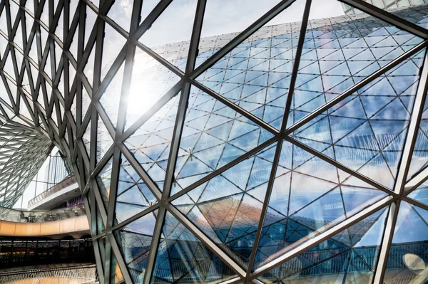 Binnen mening van het winkelcentrum Myzeil in Frankfurt am Main, Duitsland, ontworpen door Massimiliano Fuksas — Stockfoto