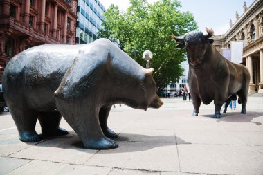 Finans, ayı ve boğa önünde Frankfurt Menkul Kıymetler Borsası iki sembolik hayvanlar heykelleri