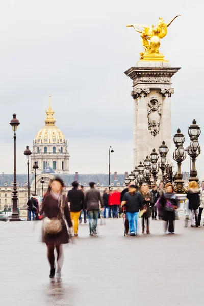На міст Пон Олександра Iii в Парижі, з людьми в русі "Розмиття" — стокове фото