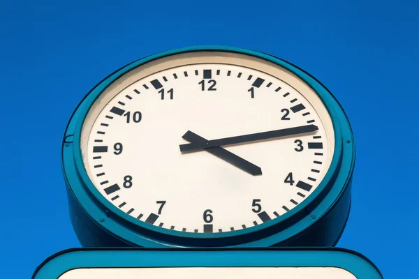 Public clock with blue sky — Stock Photo, Image
