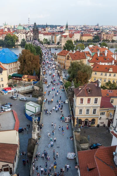 Prag, Çek Cumhuriyeti ünlü Charles Köprüsü'nün havadan görünümü — Stok fotoğraf