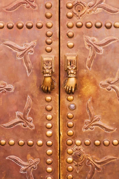 Egy régi marokkói ajtó doorknockers részlete — Stock Fotó