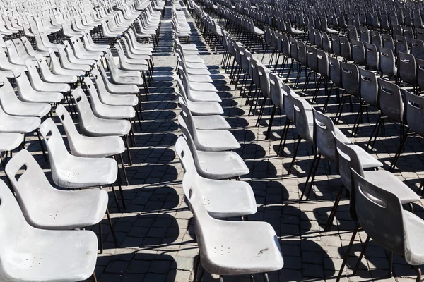 Stoelen in rijen — Stockfoto