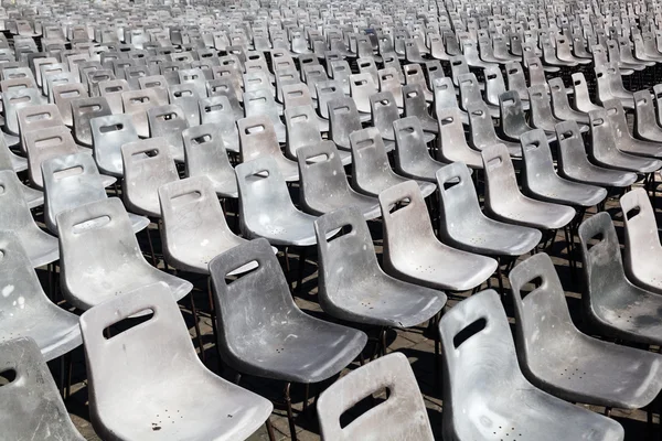 Stühle in Reihen — Stockfoto