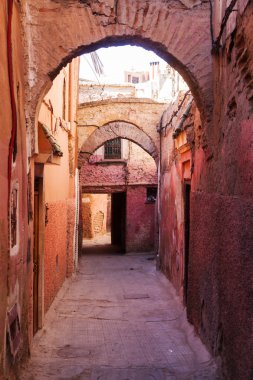Unesco kırmızı renkli sokakta tipik Medine Marakeş, Fas korumalı