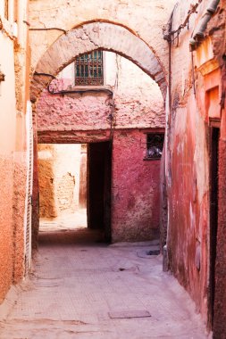 Unesco kırmızı renkli sokakta tipik Medine Marakeş, Fas korumalı