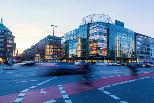 Moenckebergstrasse roh Steintorwall s Karstadt sportovní za soumraku v Hamburku, Německo — Stock fotografie