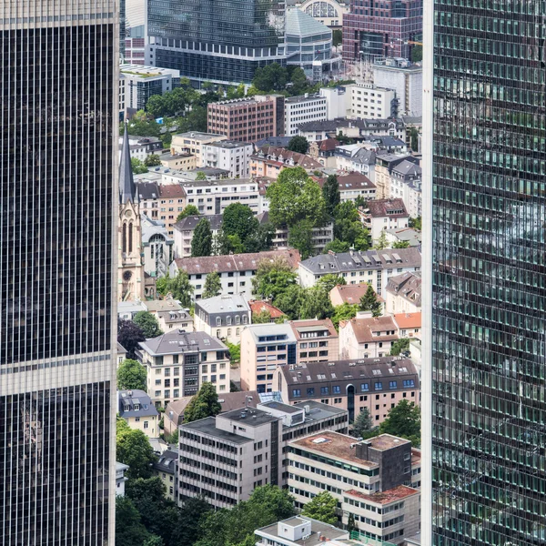 Stare budynki miasta w widok z lotu ptaka między dwoma drapaczami chmur w Frankfurt am Main, Niemcy — Zdjęcie stockowe