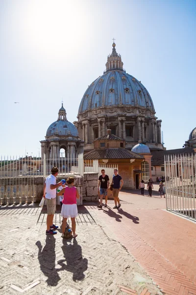 Turistas no telhado da Basílica de São Pedro, na Cidade do Vaticano — Fotografia de Stock