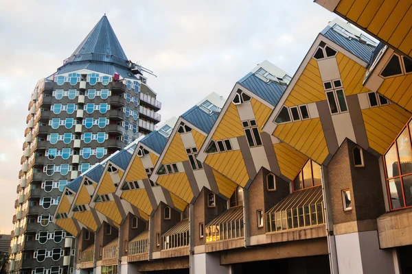 Kostkové domy v Rotterdamu, Nizozemsko — Stock fotografie