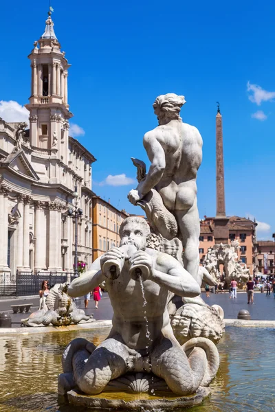 Piazza Navona s fontánou a staré sochy v Římě, Itálie — Stock fotografie