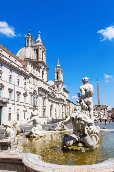 Piazza Navona с фонтаном и старинными скульптурами в Риме, Италия — стоковое фото