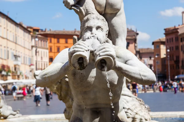 Piazza Navona с фонтаном и старинными скульптурами в Риме, Италия — стоковое фото