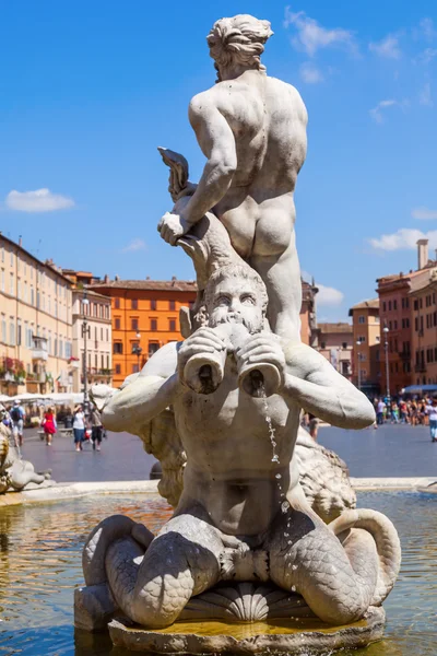 Piazza Navona с фонтаном и старинными скульптурами в Риме, Италия — стоковое фото