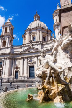 Roma, İtalya 'daki Navona Meydanı' ndaki eski bir kilisenin önündeki çeşme.