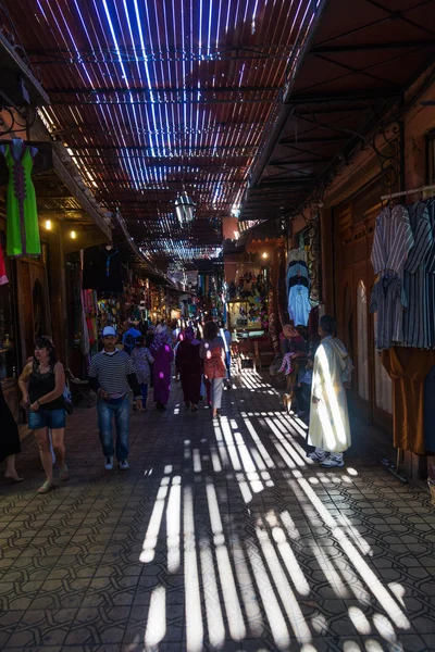 Gente caminando en los famosos zocos de la medina en Marrakech, Marruecos —  Fotos de Stock