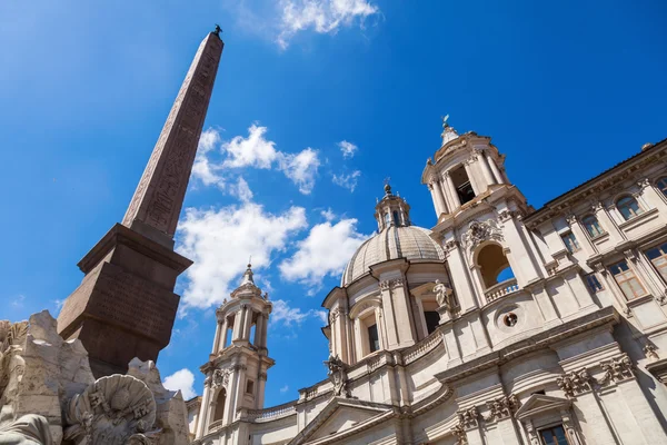 Obelisque とイタリア、ローマのナヴォーナ広場に古い教会 — ストック写真