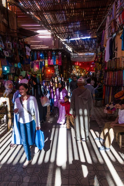 Pessoas andando nos famosos souks da medina em Marraquexe, Marrocos — Fotografia de Stock