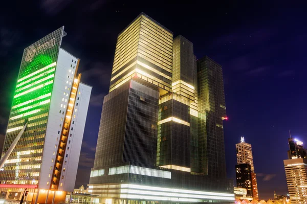 Immeubles de bureaux modernes à Rotterdam, Pays-Bas, la nuit — Photo