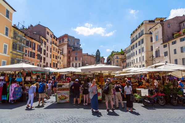 Marknaden på Campo de Fiori i Rom, Italien — Stockfoto