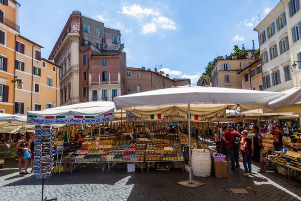 Marknaden på Campo de Fiori i Rom, Italien — Stockfoto