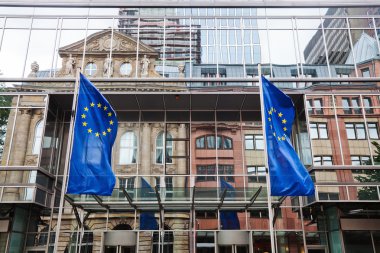 Bir ofis mali Frankfurt'un bölgesinde, Almanya binası önünde Avrupa bayrakları